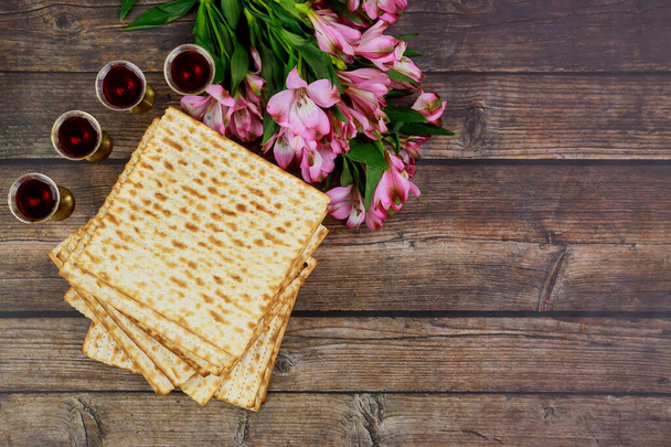Tradiční čtyři poháry plné vína s matzoh. Židovské svátky Pesach koncept. - Fotografie, Obrázek