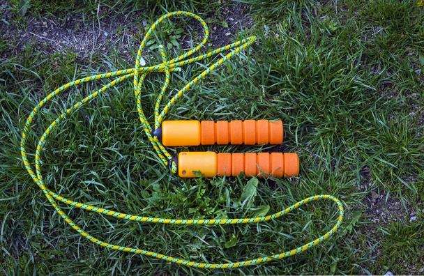 Deportes saltar la cuerda se encuentra en la hierba - Foto, imagen
