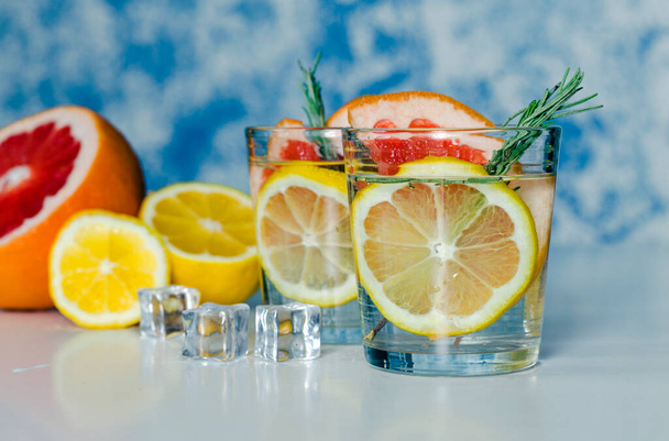 refreshing drink with fresh grapefruit and lemon - Photo, Image