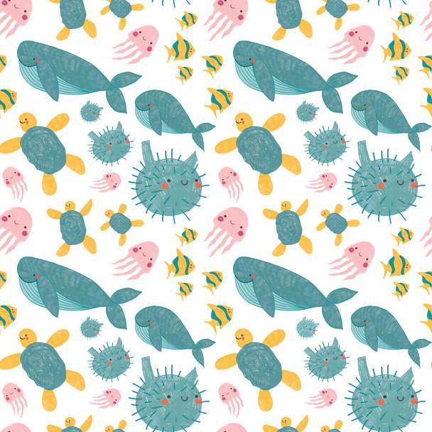 Deniz hayvanlarıyla şirin bebek desenleri. Balina, kaplumbağa, denizanası, kirpi balığı ve renkli kalemle çizilmiş palyaço balığı. Bebek yatağı ve plaj giysileri için baskı - Fotoğraf, Görsel