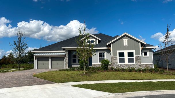 Une maison grise de luxe dans le quartier Laureate Park à Lake Nona Orlando, Floride. - Photo, image