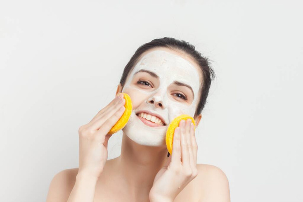 veselá žena nahá ramena houby v rukou maska na obličeji - Fotografie, Obrázek