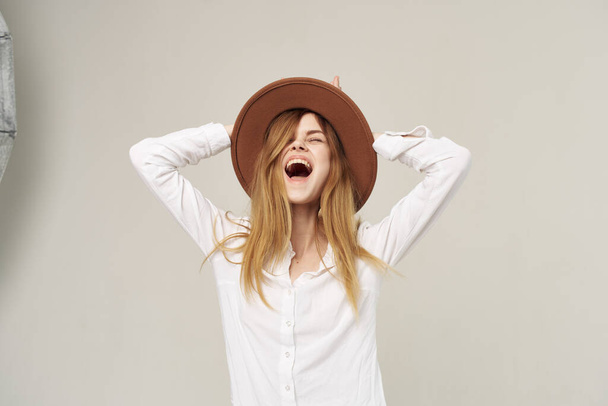 эмоциональная женщина в шляпе белая рубашка моды студии обрезанный вид - Фото, изображение