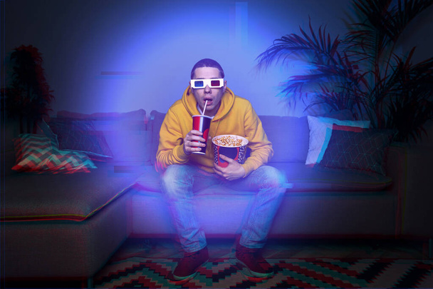 Hombre viendo una película 3D en casa con gafas 3D retro - Foto, imagen