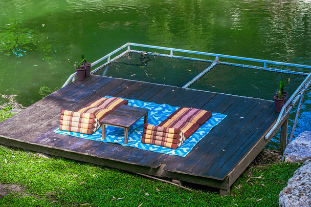 Полунапольное покрытие и балкон на берегу реки для пикника или отдыха - Фото, изображение