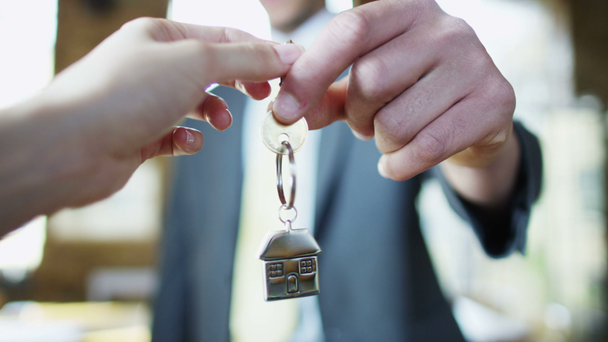 klucz symbolizujących zakup nowego domu - Materiał filmowy, wideo