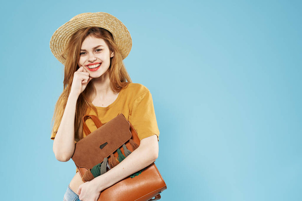 элегантная женщина шляпа рюкзак модели студия шарм - Фото, изображение