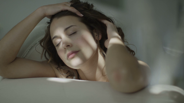 Modèle Brunette relaxant au boudoir
 - Séquence, vidéo