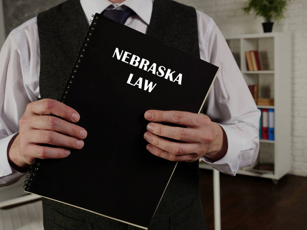  NEBRASKA LAW επιγραφή στο φύλλο. Οι κάτοικοι της Νεμπράσκα υπόκεινται στο ομοσπονδιακό δίκαιο της πολιτείας της Νεμπράσκα και των ΗΠΑ - Φωτογραφία, εικόνα