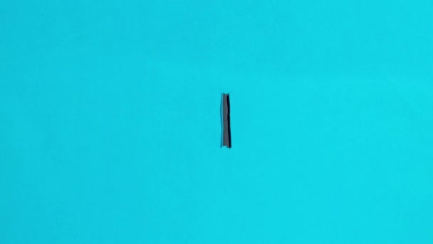 Blaue Papieröffnung zerreißt, um schwarzen Kopierraum freizugeben - Filmmaterial, Video