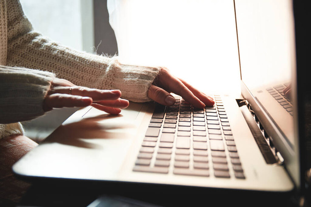 Mão feminina usando o teclado laptop close-up. Home office ou on-line namoro conceito - Foto, Imagem