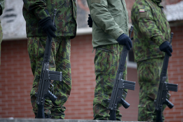 Armeijan univormupukuiset sotilaat riviin aseet kädessä. Kedainiai - Valokuva, kuva