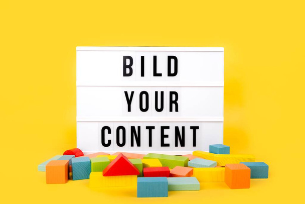 Boîte à lumière bild votre contenu sur fond abstrait jaune. Créateurs de contenu et concept d'éducation en ligne. Vue horizontale supérieure copyspace. - Photo, image