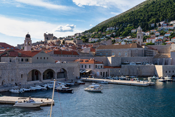 Cidade velha de Dubrovnik com seu porto velho cheio de barcos. Porporela - cais e quebra-mar em Dubrovnik Old Harbour. Dubrovnik, Mar Mediterrâneo, Croácia. - Foto, Imagem