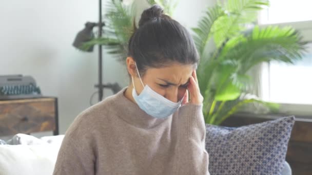 Lähikuva nuori intialainen nainen naamio näyttää pois, kommunikoi lääkärin kotona kirkkaassa huoneessa aikana pandemia virus - Materiaali, video