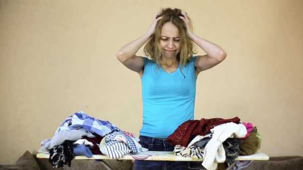 Müde depressive Hausfrau bügelt ihre zerknitterten Kleider - Filmmaterial, Video