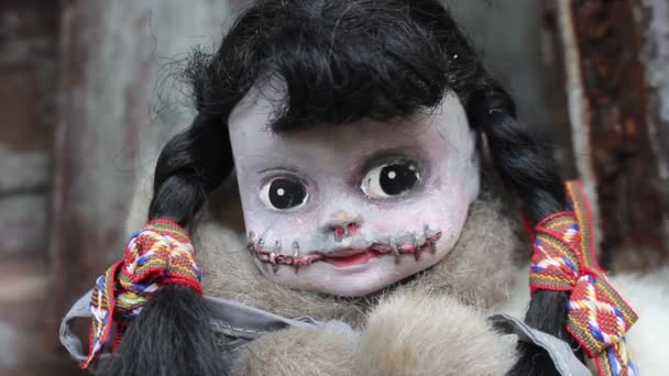 Ανατριχιαστικό αιματηρή κούκλα Απόκριες έννοια, Κοντινό πλάνο των παιδιών φάντασμα μυστικιστική κούκλα, τρομακτικό μωρό τρόμου κούκλα βίντεο κλιπ - Πλάνα, βίντεο