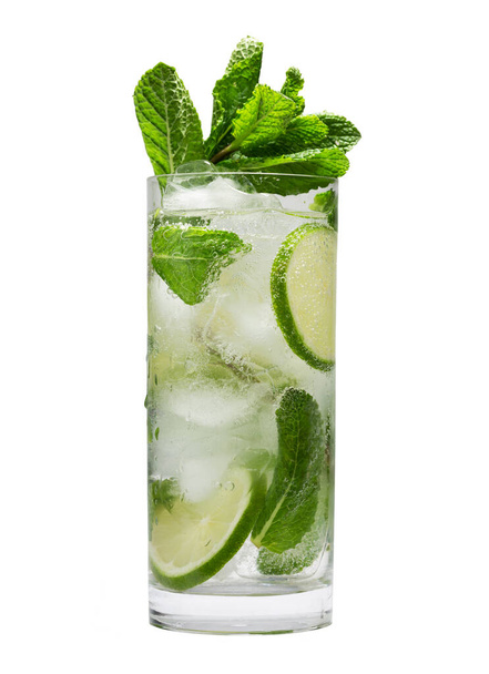 Мохито летом освежающий коктейль со льдом и мятой - Фото, изображение
