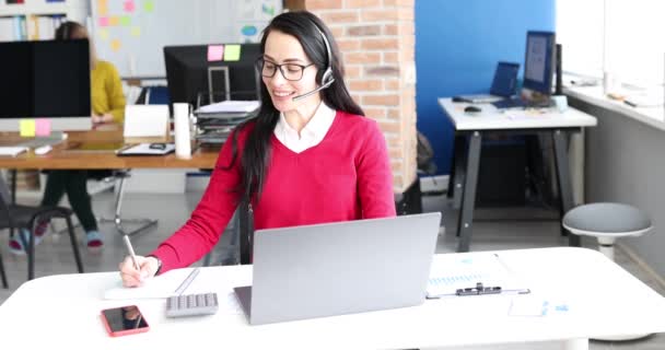Mujer joven trabajando en call center 4k película - Imágenes, Vídeo
