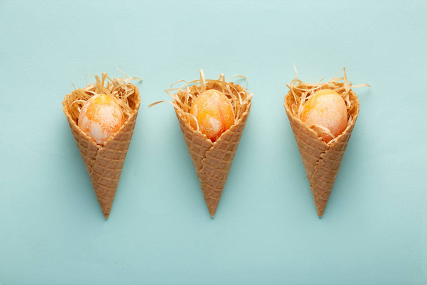 Concept de Pâques minimaliste avec œufs de Pâques dans des cônes de gaufre - Photo, image