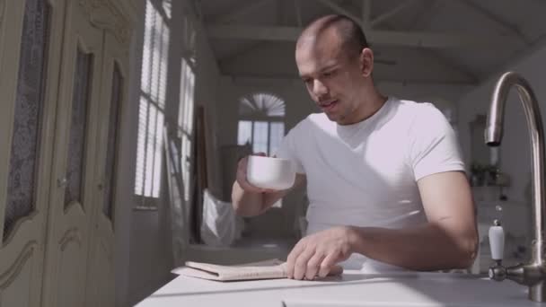 Man relaxing and reading newspaper - Video, Çekim