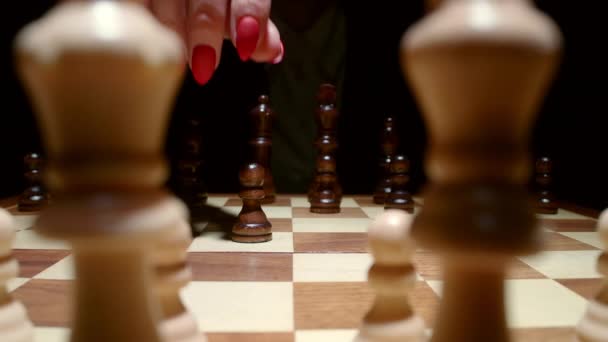 Beelden van schaken houten bord met pion verplaatsen - Video