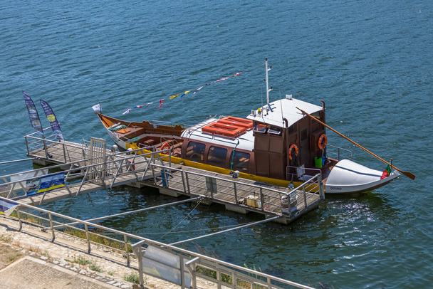 Regua / Portogallo - 10 / 02 / 2020: Veduta del fiume Douro, con barca a vela ricreativa, per tour turistici - Foto, immagini