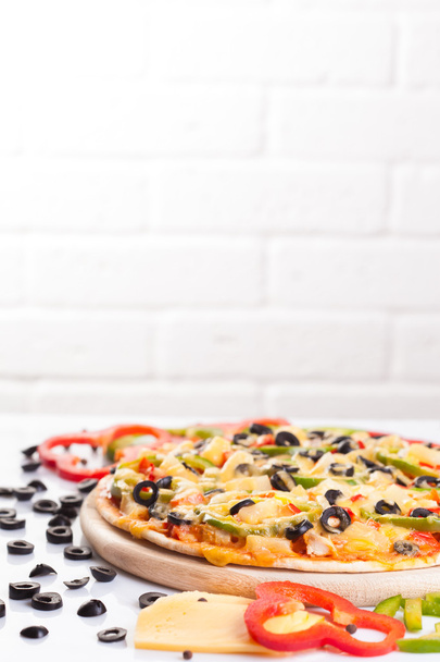 Tasty pizza with vegetables - Foto, afbeelding