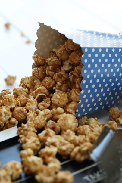Unterhaltung. Leckeres Popcorn im Kino - Foto, Bild