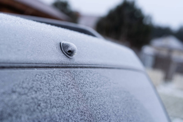 Сопло задней мойки в машине покрыто морозом утром зимы - Фото, изображение