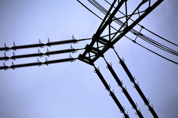 πύργος μετάδοσης ισχύος στο φόντο του γαλάζιου ουρανού - Φωτογραφία, εικόνα