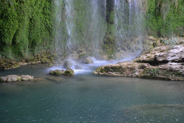 cachoeira muito agradável com peixes na lagoa - Foto, Imagem