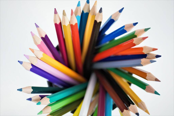 crayons de couleur isolés sur fond blanc - Photo, image