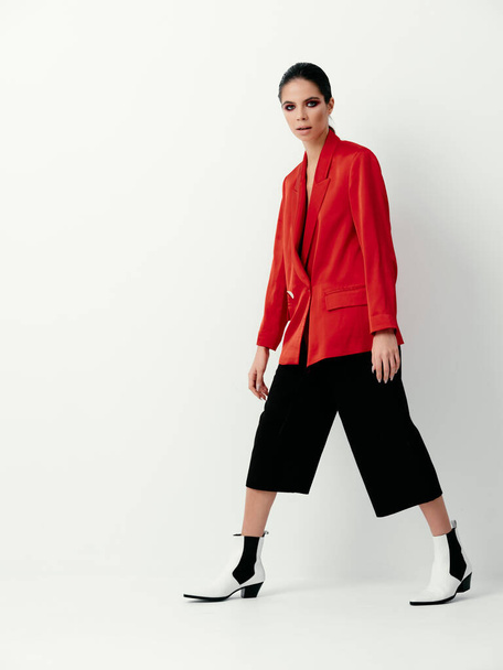 vrouw in trendy pak moderne stijl lichte achtergrond model - Foto, afbeelding