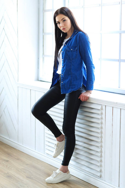 Стиль жизни. Женщина в синей джинсовой куртке - Фото, изображение