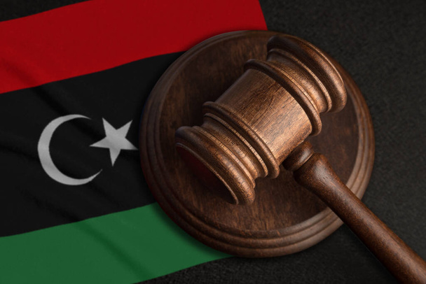Tuomari Gavel ja Libyan lippu. Laki ja oikeus Libyassa. Oikeuksien ja vapauksien loukkaaminen. - Valokuva, kuva