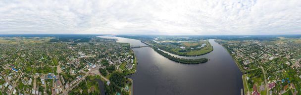 Uglich, Oroszország. Volga folyó rakpart, Uglich-víztározó zárkapuja. Vízerőmű. Légi felvétel. Panoráma 360 - Fotó, kép