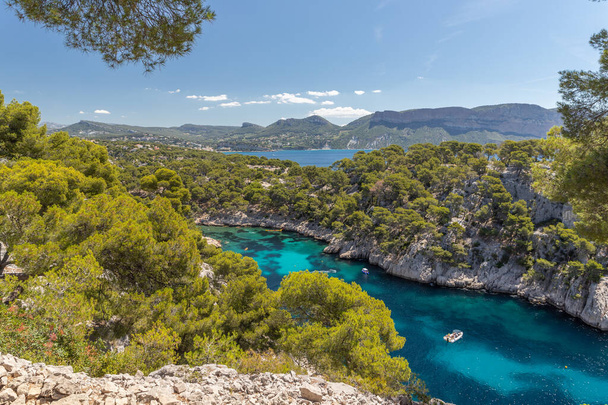 Гарна затока в національному парку Калак у середземноморському морі у Франції (Європа). - Фото, зображення