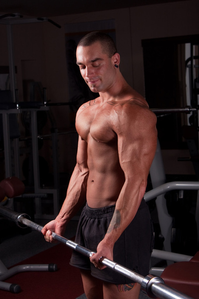 Bodybuilder beim Training im Fitnessstudio - Foto, Bild