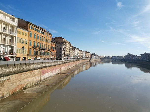очень красивая набережная на берегу реки в Италии - Фото, изображение