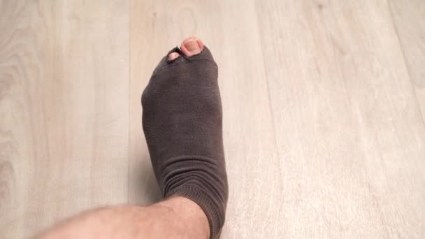 viejo calcetín holey en la pierna - Imágenes, Vídeo