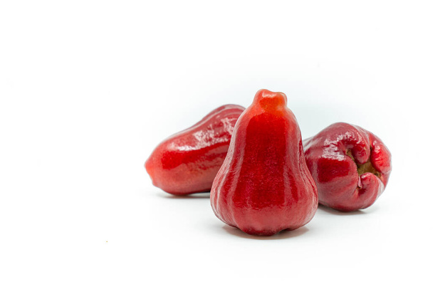 Groep van drie rozenappels op witte achtergrond. Close up tropisch Azië fruit rode roos appel of Chomphu in Thailand taal. - Foto, afbeelding
