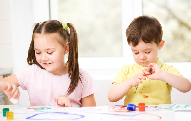 Children are painting with paint - 写真・画像