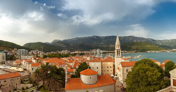 Vista superior en la azotea de la histórica ciudad de Montenegro, un destino de viaje en un crucero. Destino turístico popular en Europa - Foto, Imagen