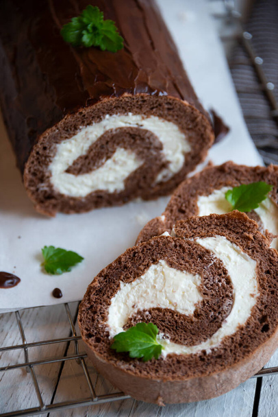 Rollo dulce con crema limpia, delicioso pastel de chocolate casero - Foto, Imagen