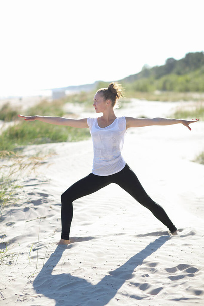 Sport und Lifestyle.Yoga am Strand - Foto, Bild