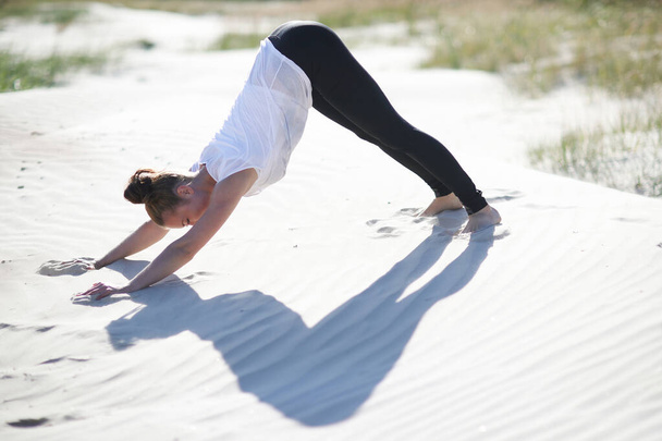 Sport en levensstijl.Yoga op het strand - Foto, afbeelding