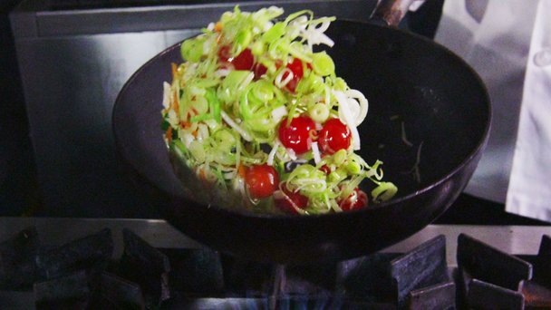 profi szakács egy kereskedelmi konyha főzés flambírozott stílus. - Felvétel, videó