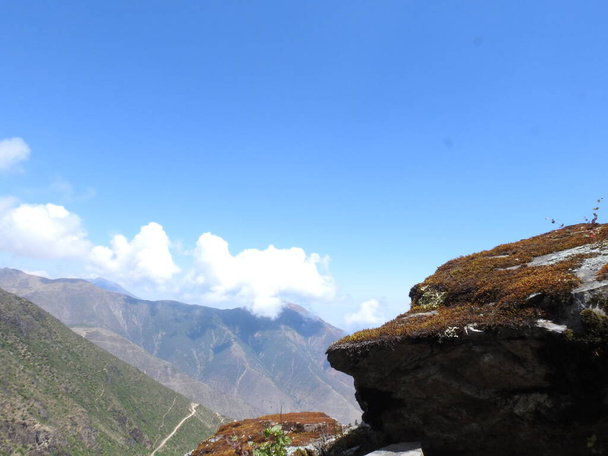 Viajero hombre de pie en el acantilado borde sobre las nubes puesta del sol montañas viaje aventura estilo de vida viaje vacaciones - Foto, Imagen