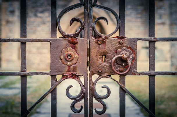 Fechadura velha e enferrujada em portões de ferro ornamentados e trancados de uma igreja - Foto, Imagem